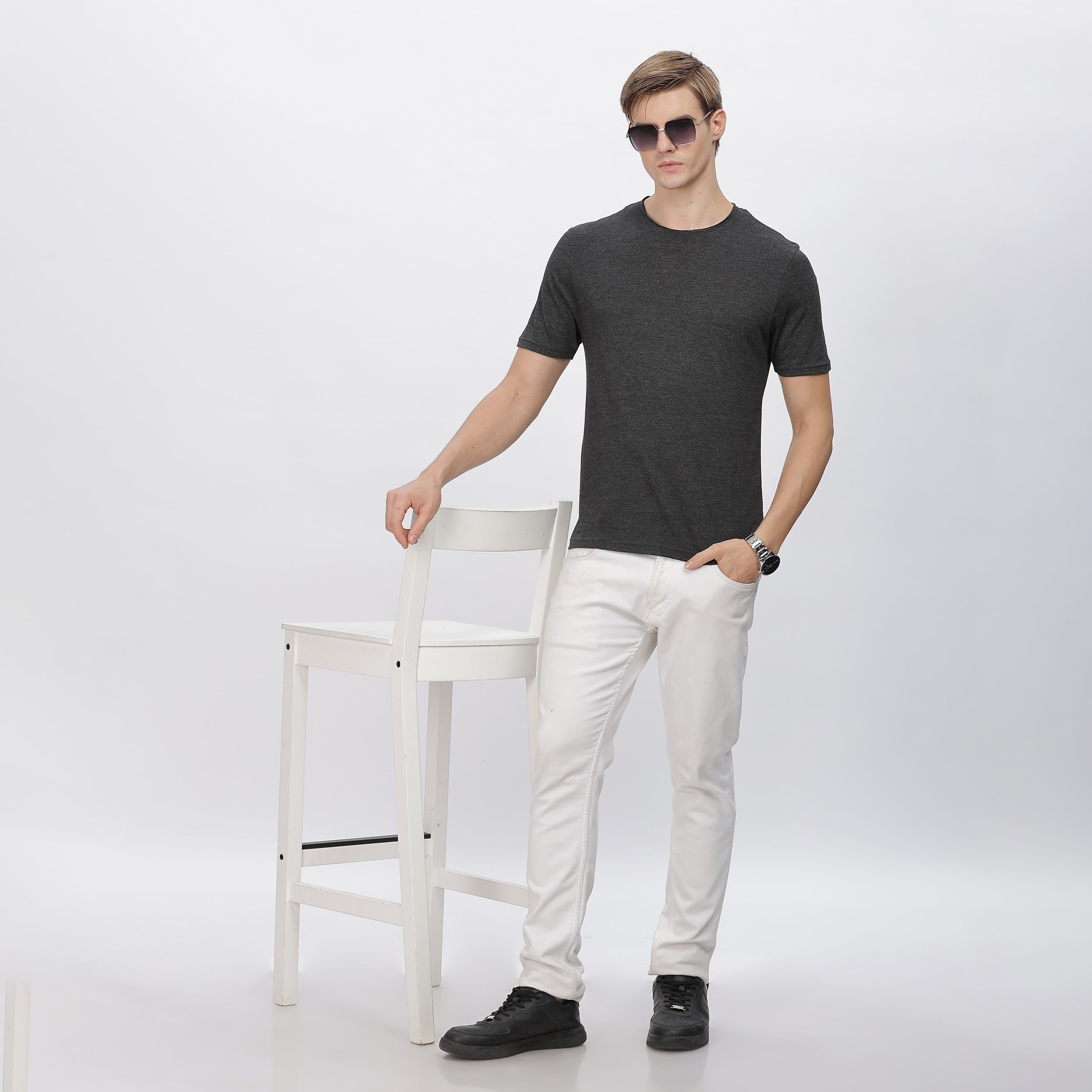Men’s grey short-sleeve polyester shirt, ideal for everyday wear and outdoor activities.