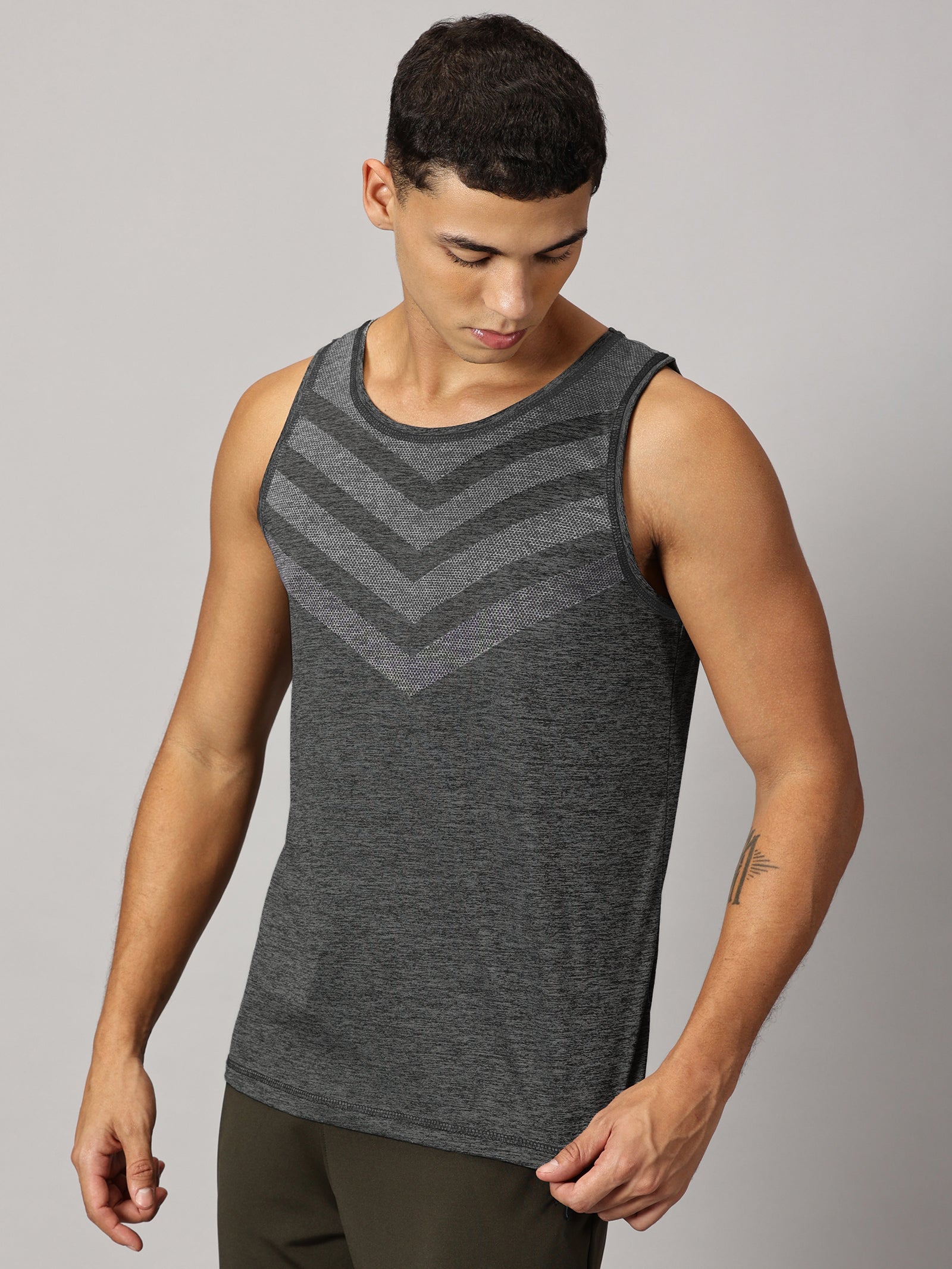 Men Slim Fit Sleeveless Tank Top with Arrow Print at Chest