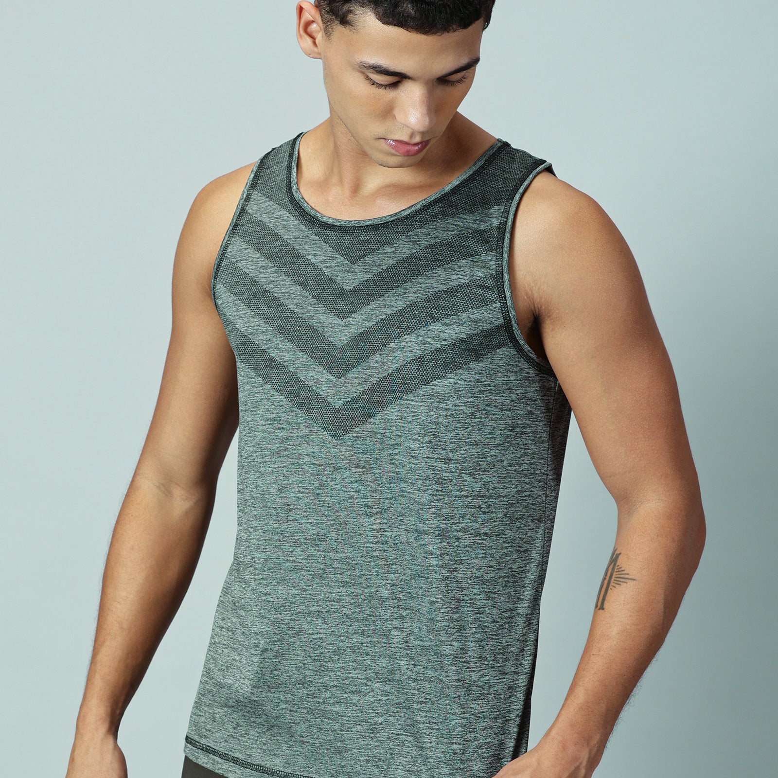 Men Slim Fit Round Neck Sleeveless Tank Top With arrow print at chest