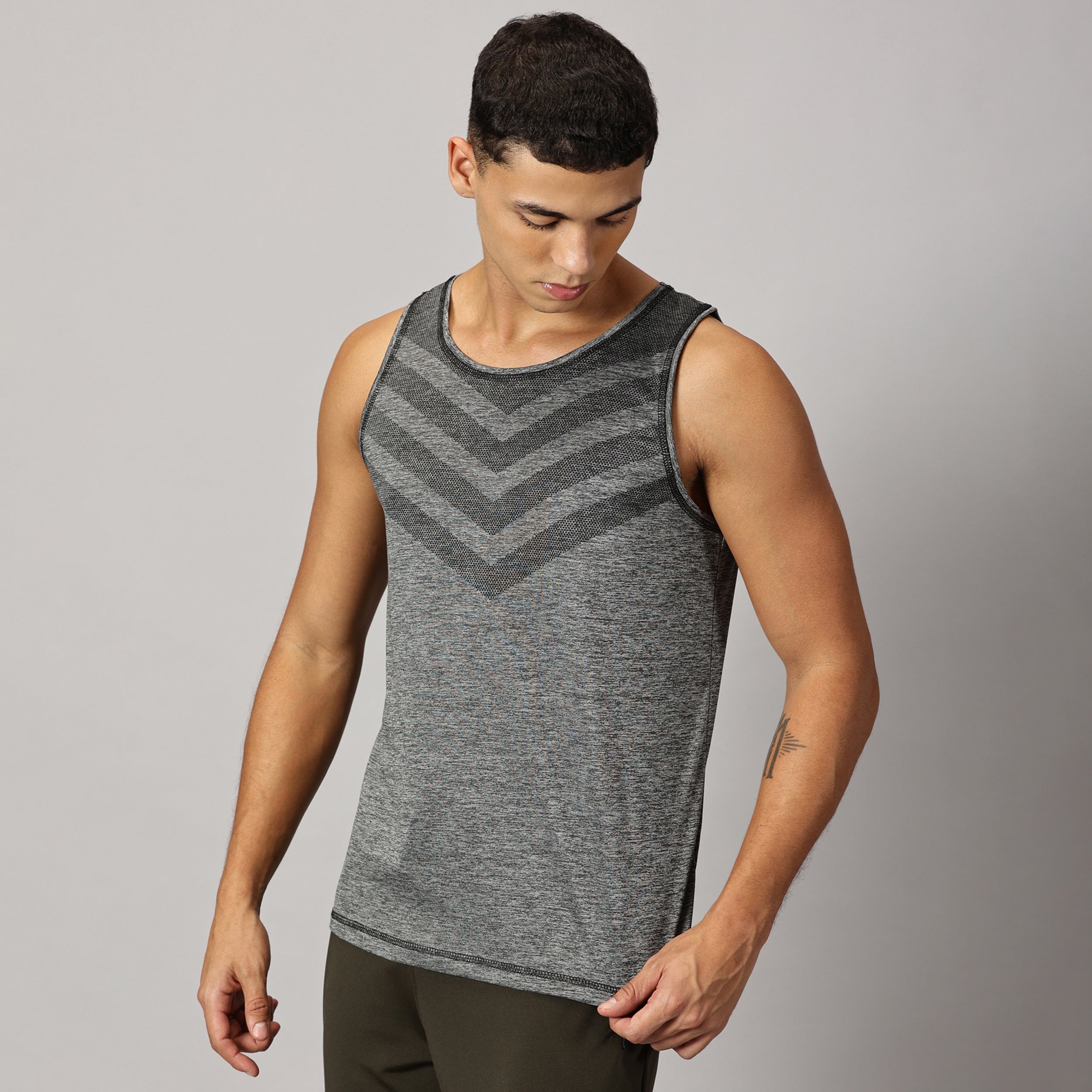 Men Slim Fit Round Neck Sleeveless Tank Top With arrow print at chest