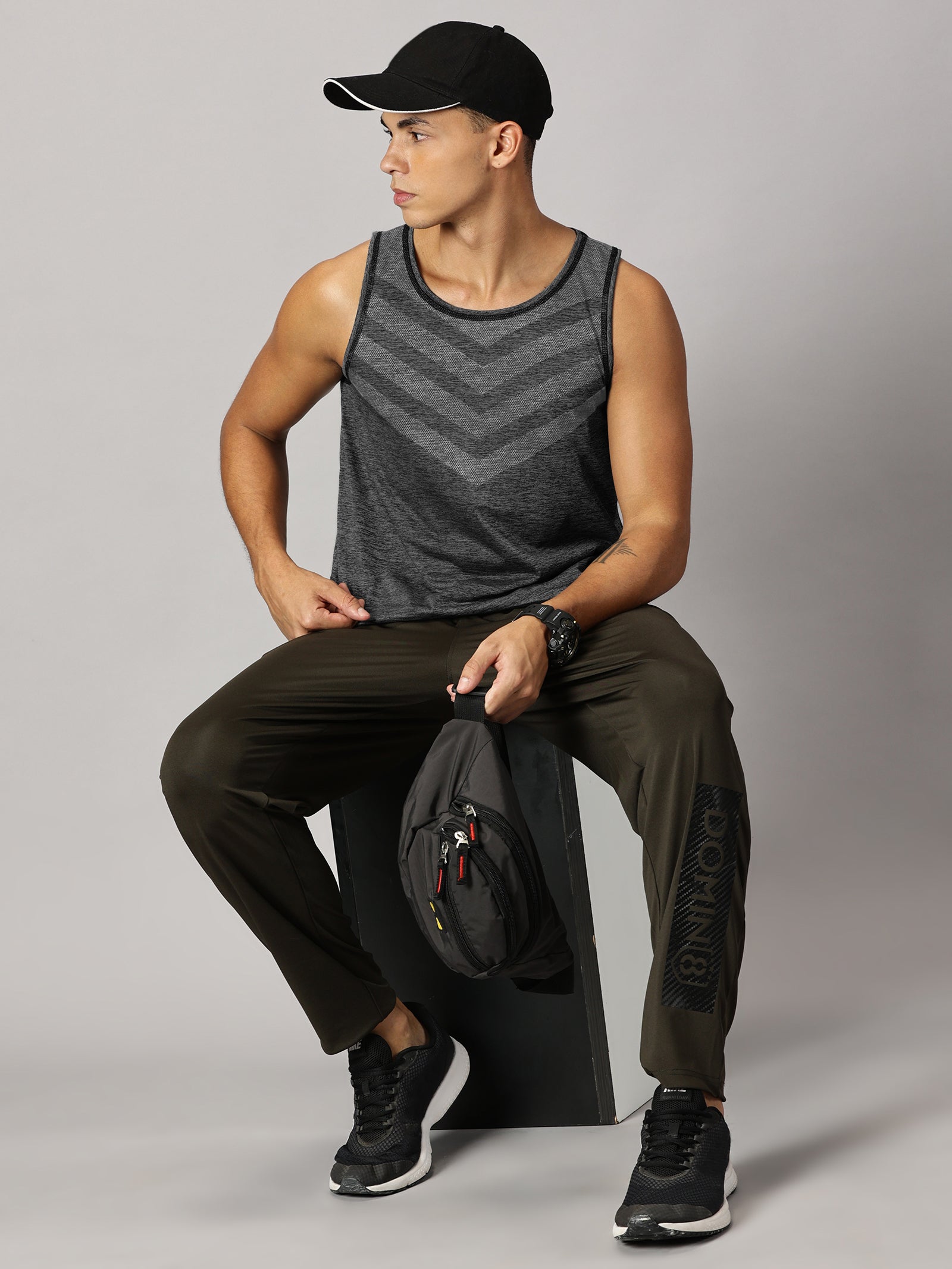Men Slim Fit Sleeveless Tank Top with Arrow Print at Chest