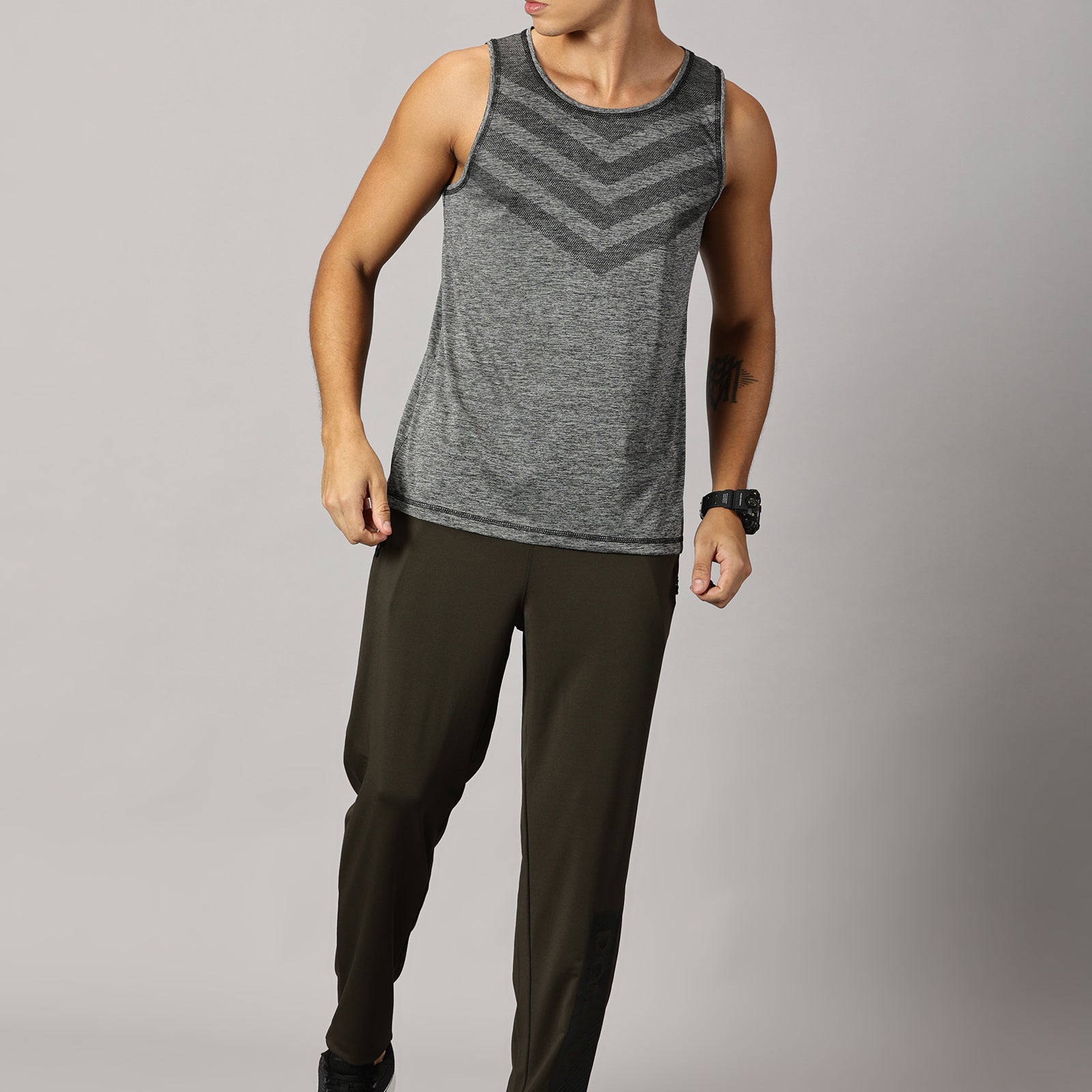 Men Slim Fit Round Neck Sleeveless Tank Top With arrow print at chest