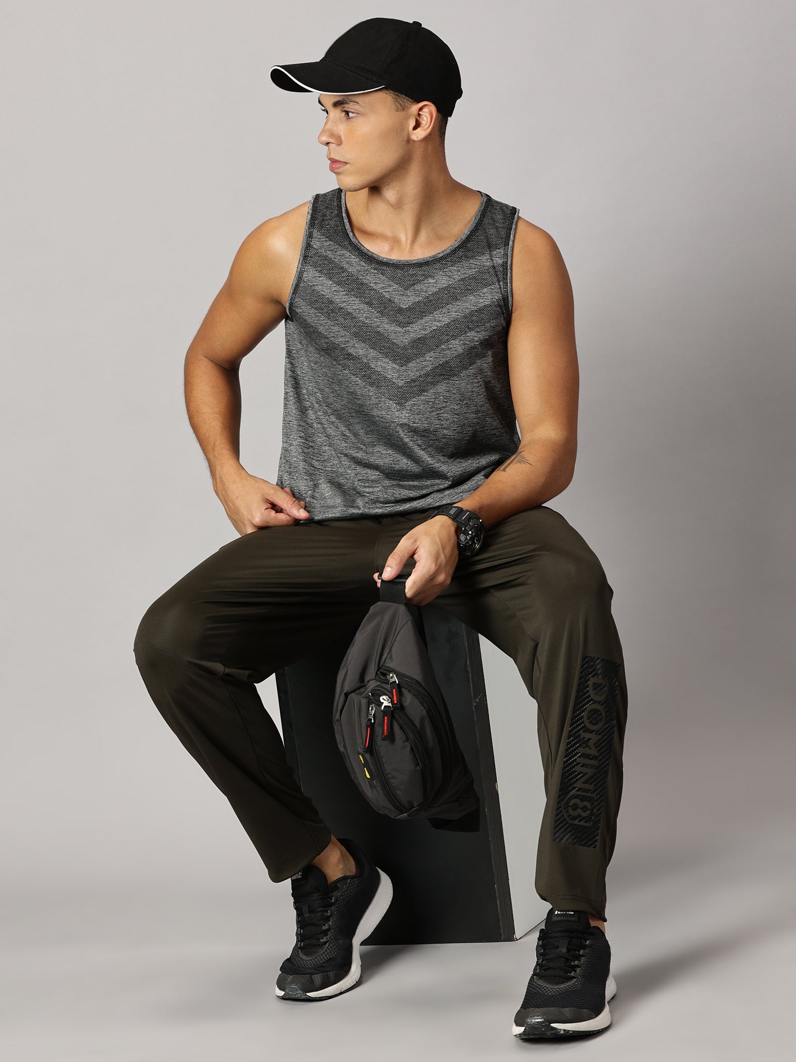 Men Slim Fit Sleeveless Tank Top with Arrow Print at Chest