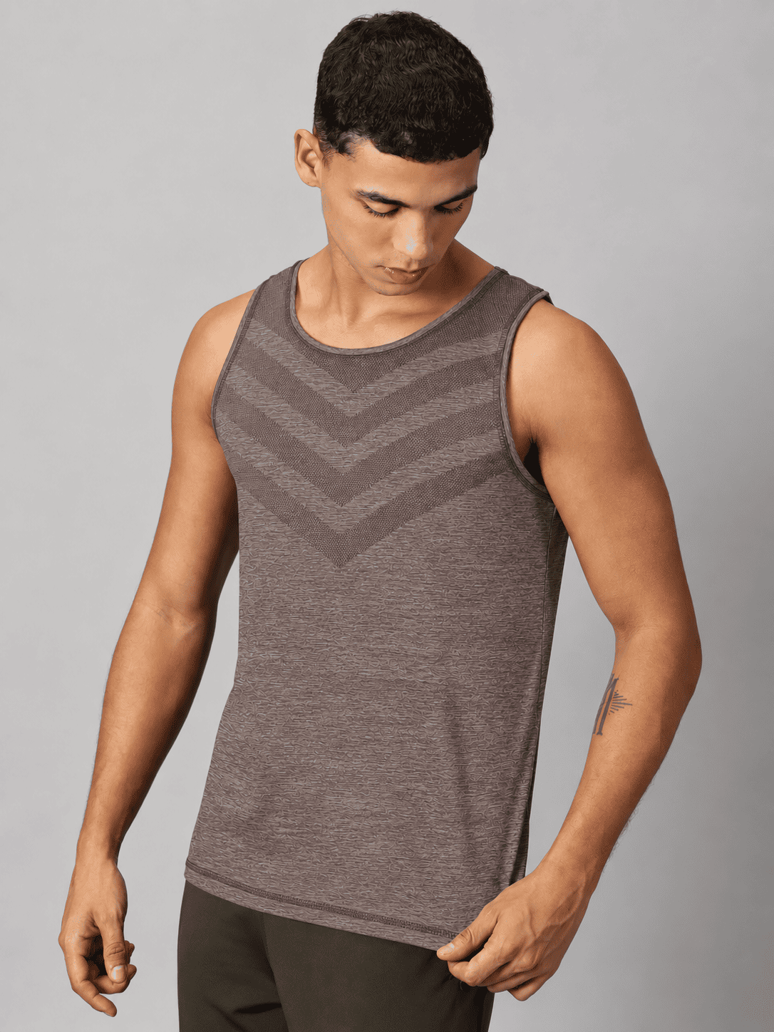 Men Slim Fit Sleeveless Tank Top with Arrow Print at Chest