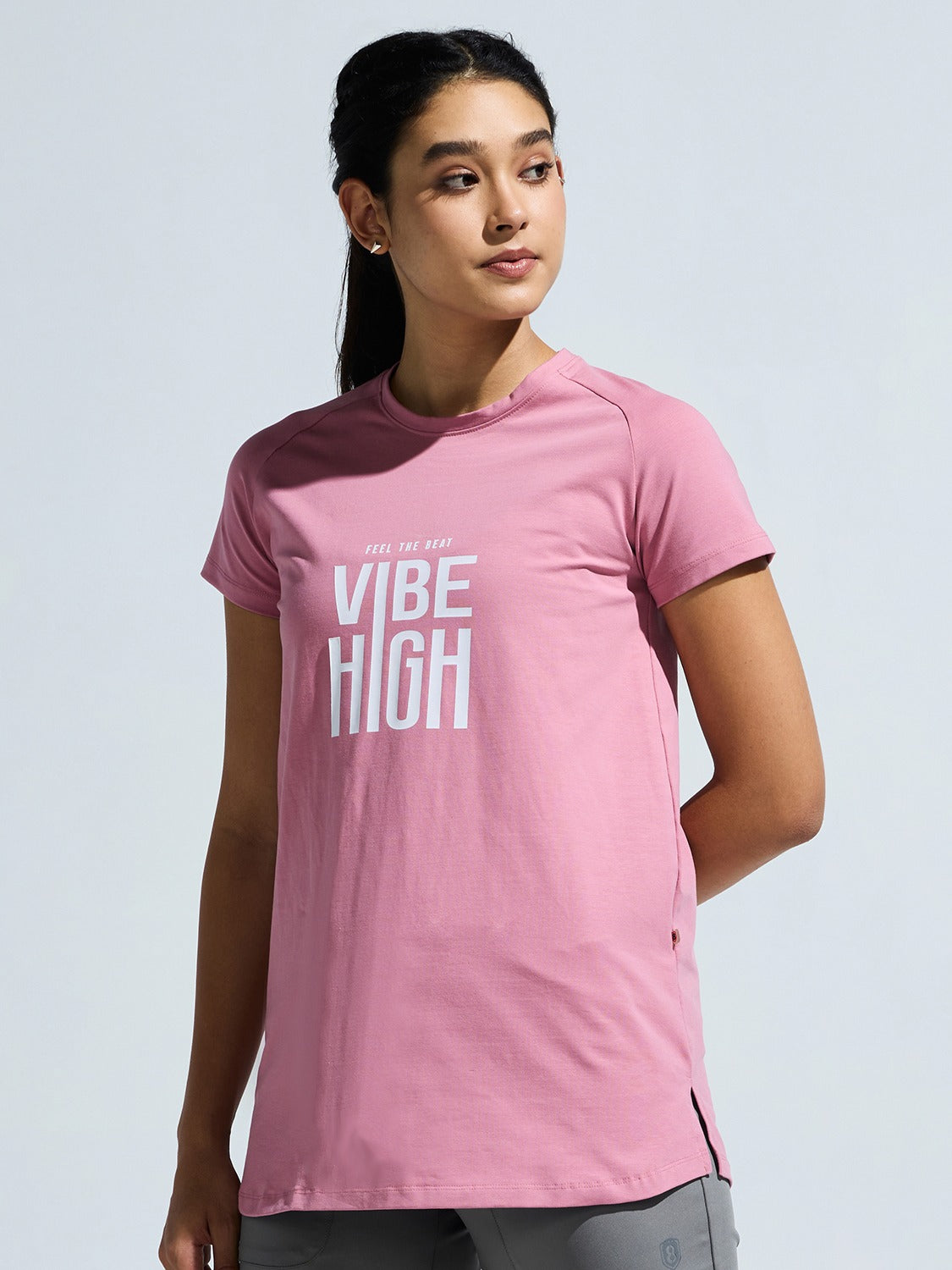 Women’s Raglan Sleeve Graphic Long Top with Curve Hem