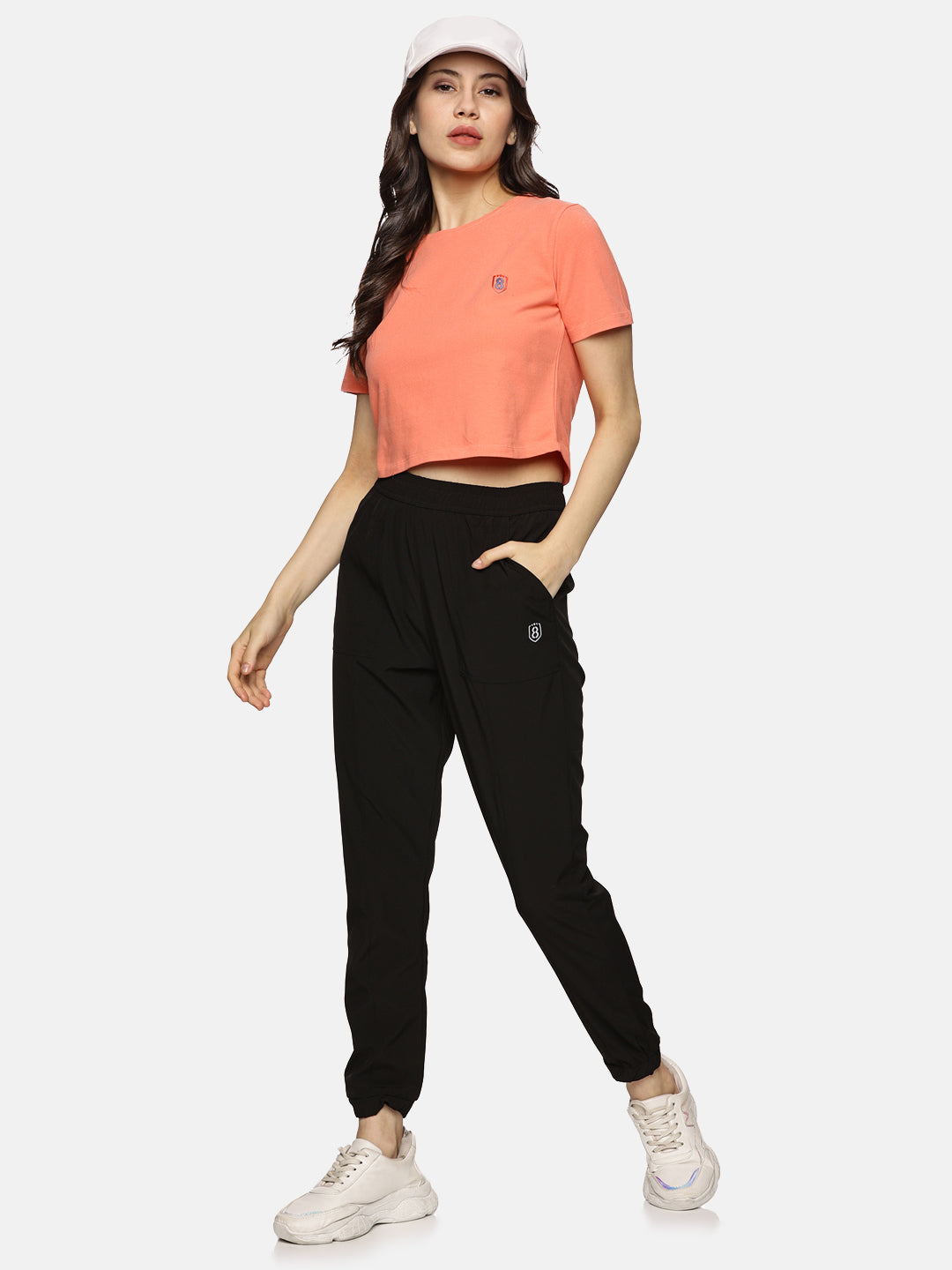 Women's round neck crop top – minimalistic and fashionable look